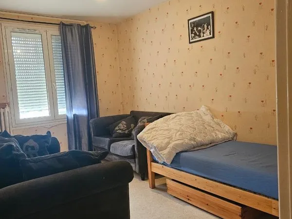 Une chambre meublée en colocation