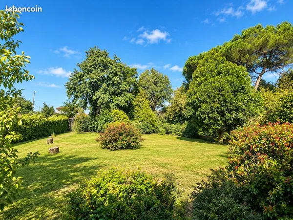 Terrain à bâtir de 1700 m² à LE HAILLAN (33)