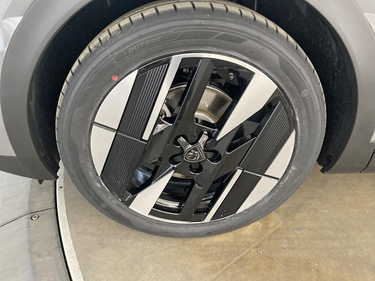 Peugeot 408 hybrid 145 e-dcs6 gt — photo 11