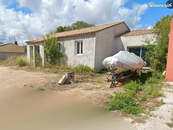 Maison plain-pied env. 120 m² à terminer - Terrain 867 m² - La Crau