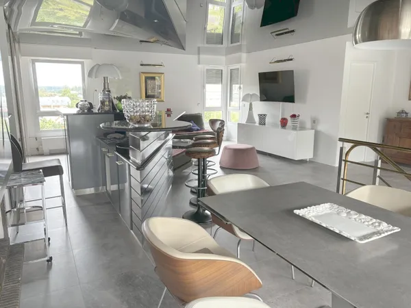 APPARTEMENT EN DUPLEX 6 PIECES - TERRASSE - GARAGE ET CAVES