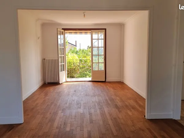 Agréable maison lumineuse, située en zone pavillonnaire proche de mairie