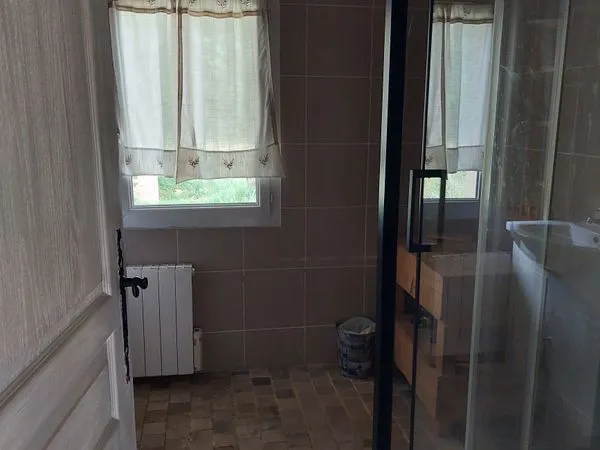 Appartement avec terrasse et jardin dans maison au calme