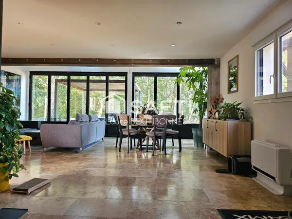Maison familiale rénovée de 182 m² avec dépendance et double garage