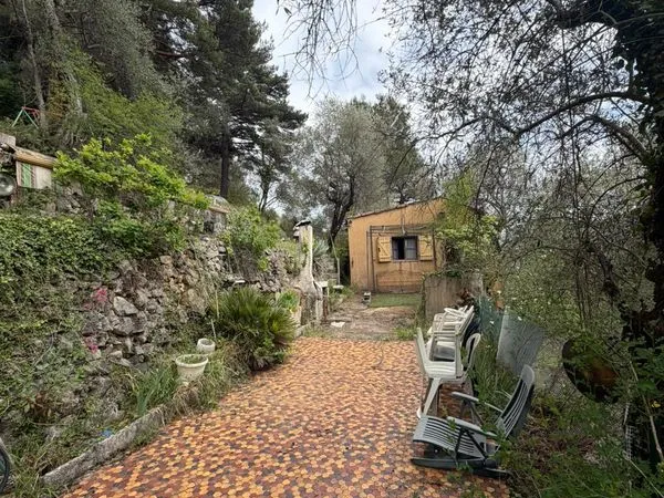 Maisonnée sur grand terrain en restanques, à rénover
