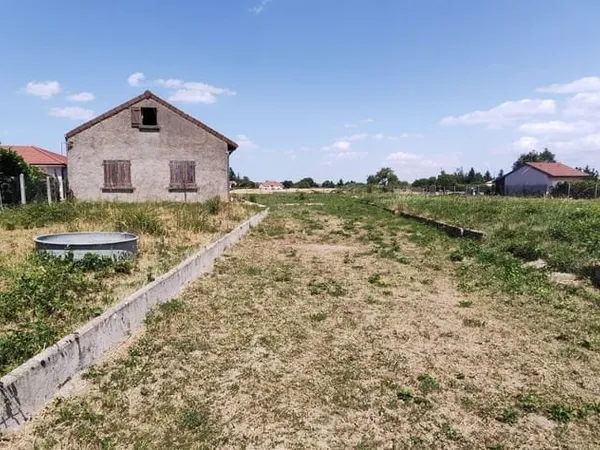 TERRAIN PLAT 1 960M2 AVEC BÂTI EXISTANT