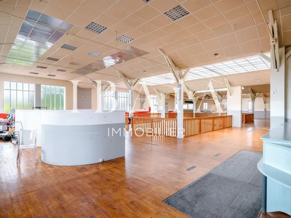 Local 15 pièces 1837 m²