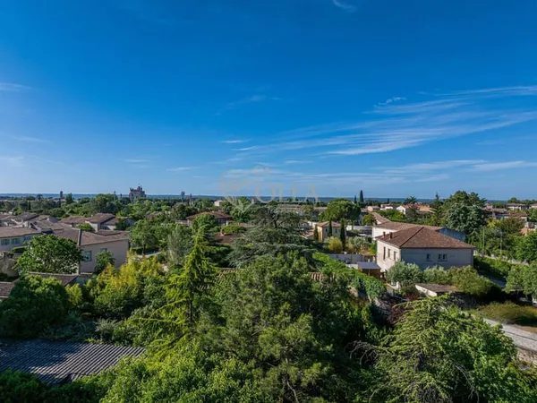 Rooftop Uzes à pied 120m² avec terrasse vue sur le Duché