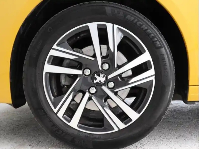 Peugeot 208 1.2 puretech 100ch s&amp;s allure — photo 11
