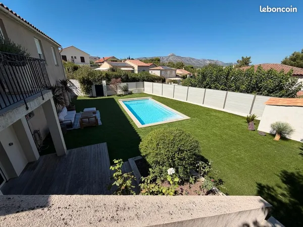 Maison contemporaine de 2009 avec piscine, jardin paysager et espace indépendant