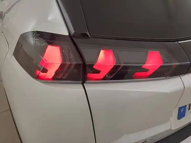 Peugeot 2008 puretech 130 s&amp;s eat8 — photo 17