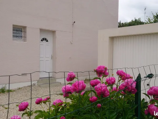 Belle petite maison à louer avec jardin 3 chambres et garage dans quartier résidentiel ST JULIEN LES