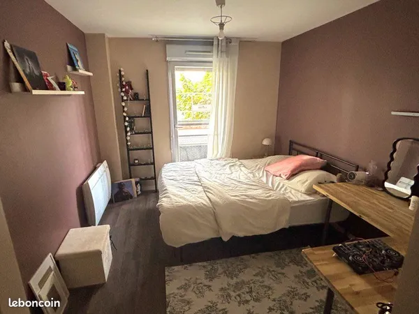 Chambre colocation à louer / fille uniquement / proche La Défense