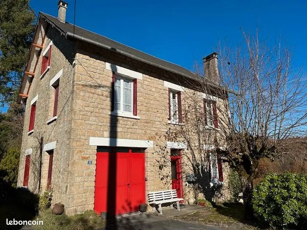 Maison en pierre de caractère avec grand jardin au coeur d'un village médiéval