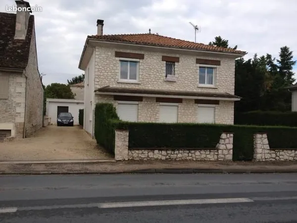 Grande maison de bourg à louer
