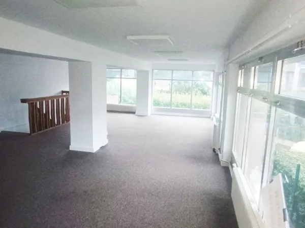 Local commercial - professionnel - bureaux - boutique - 108m2