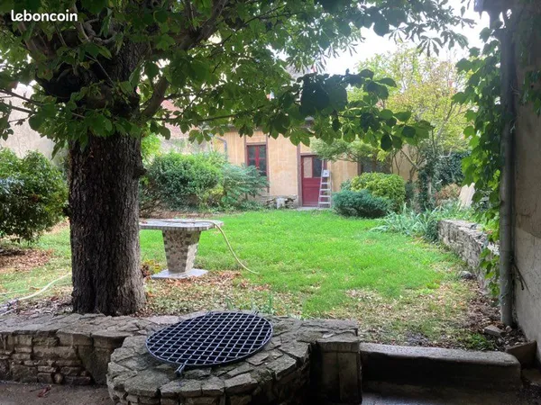 Appartement F4 en duplex avec jardin terrasse et dépendances