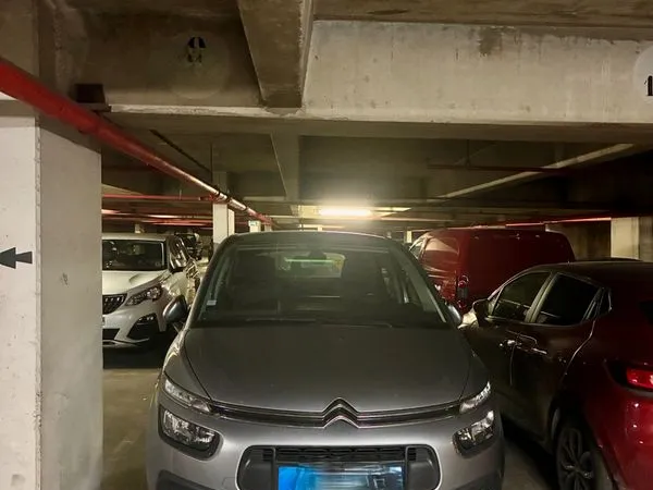 Parking sécurisé avec possibilité chargeur voiture électrique Place des Fêtes