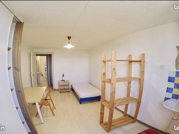 Chambre meublée