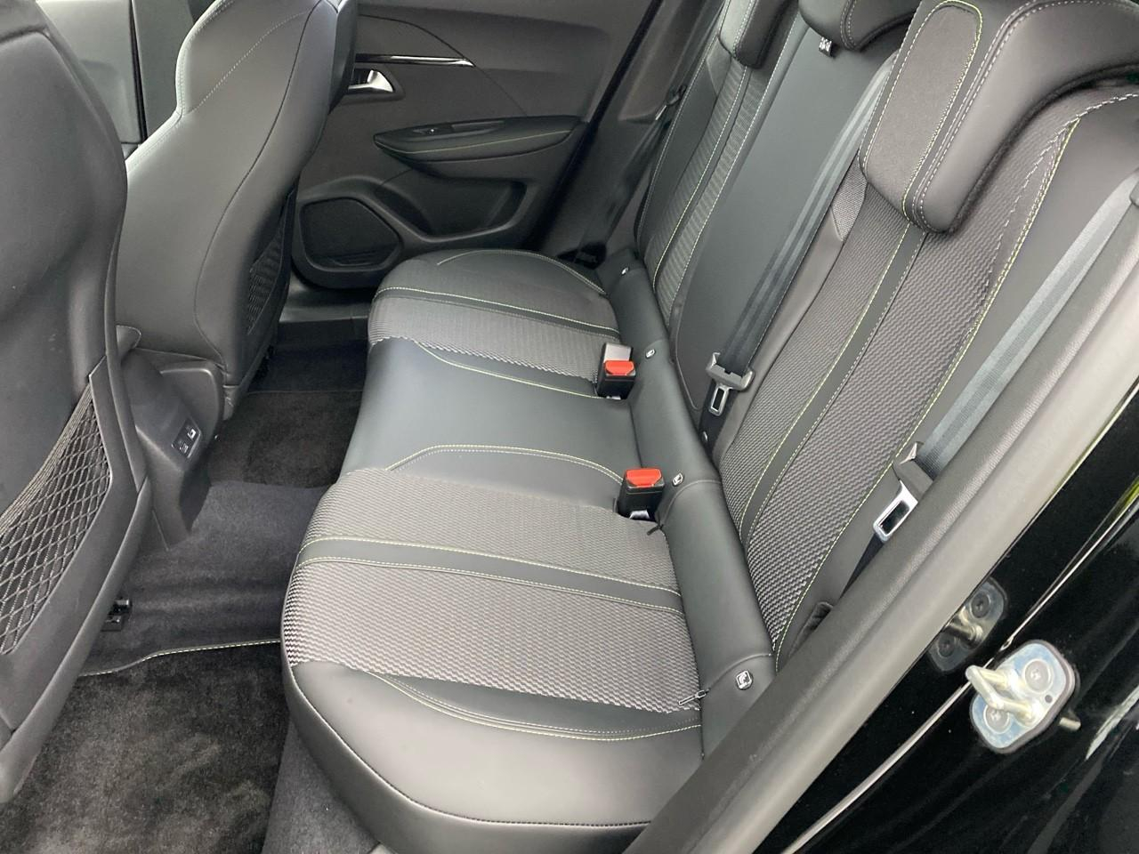 Peugeot 2008 hybrid 145 e-dcs6 gt — photo 10