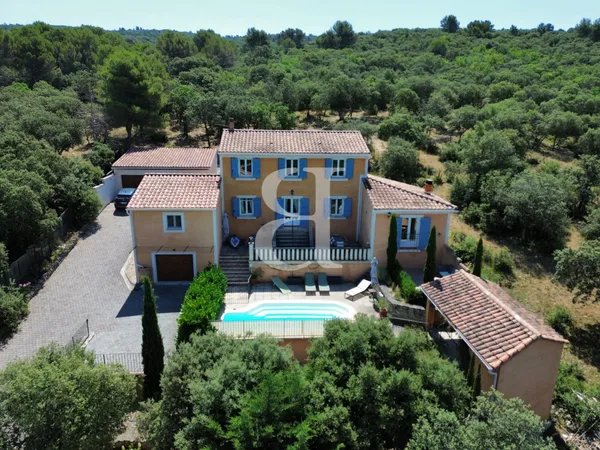 Villa traditionelle sur les hauteurs avec vue, piscine et studio