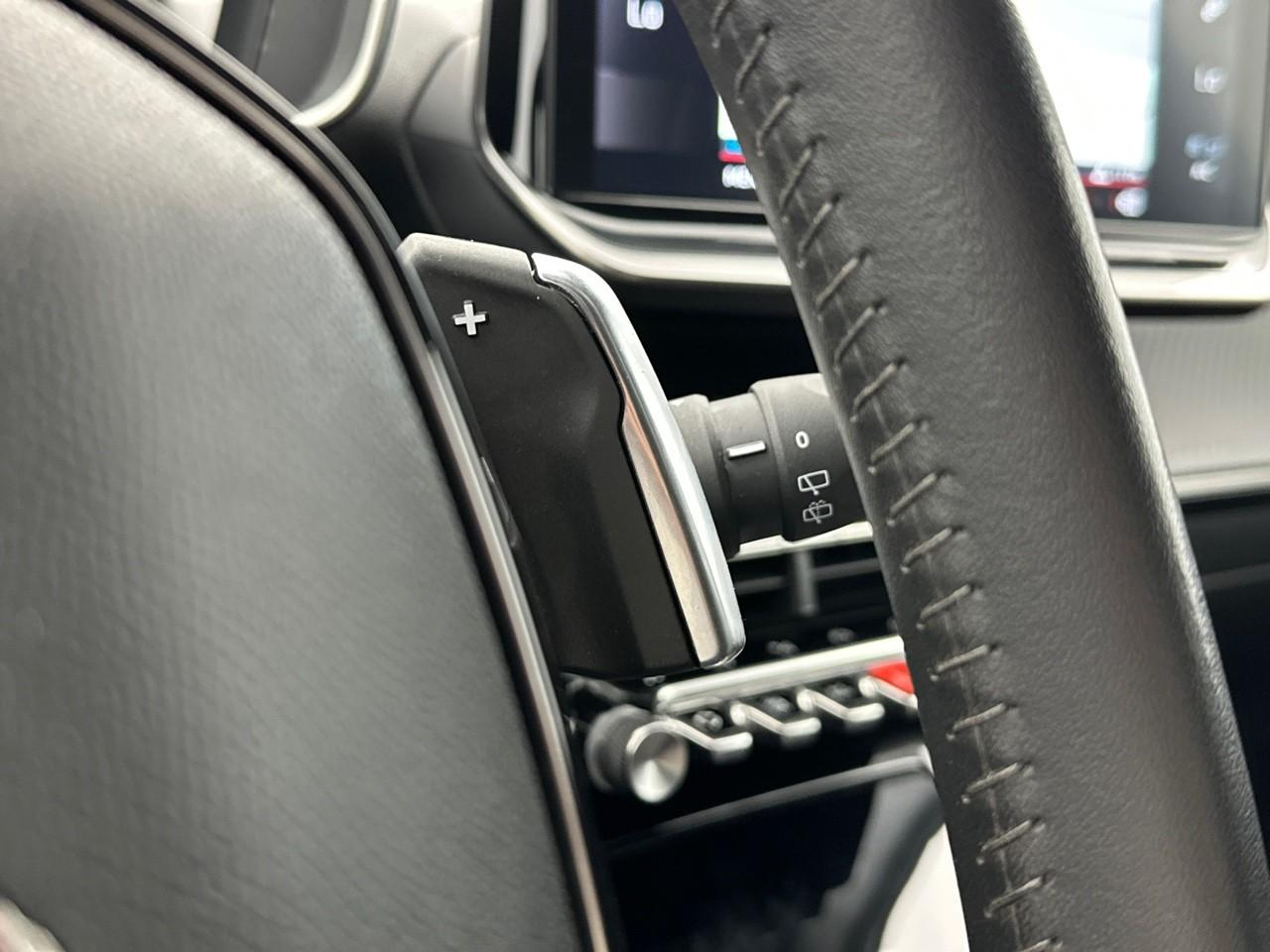 Peugeot 2008 puretech 130 s&s eat8 allure pack — photo 20