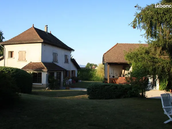 Propriété comprenant : maison dauphinoise, dépendance, chalet, piscine. Terrain de 6 000 m²
