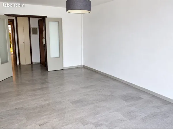 Vends 3 pièces donnant sur la coulée verte