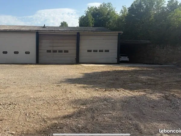 Entrepot hangar local terrain 300 m2