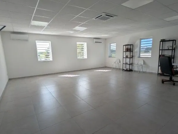 A louer local commercial 55 m2/ Lamentin