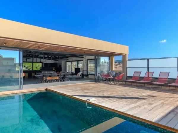 Maison 8 pièces 331 m²