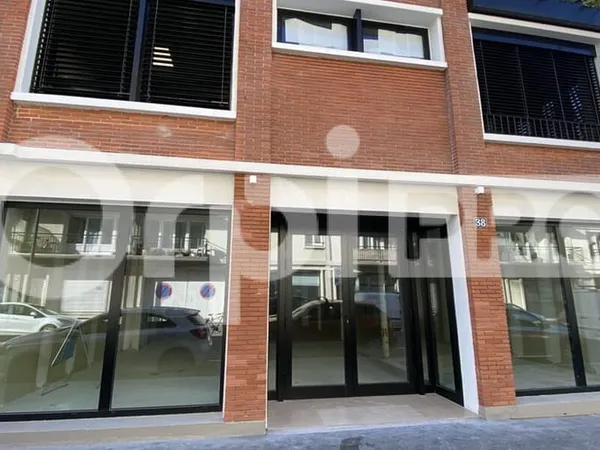 Local commercial 196 m²