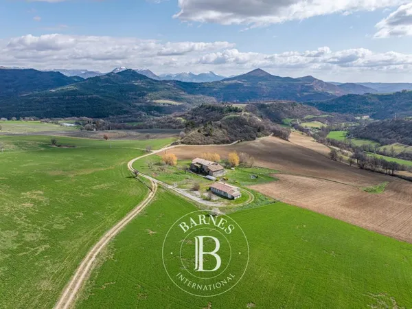 ALPES DE HAUTE PROVENCE - THOARD - PROPRIETE DU 18EME SIECLE 440M² - PARC 2 HECTARES POSSIBILITE 30 