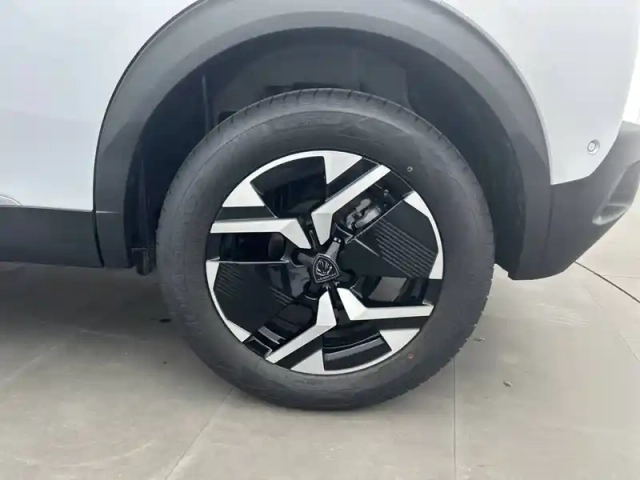 Peugeot 2008 hybrid 145 e-dcs6 — photo 13