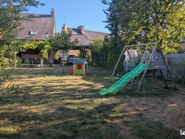 Maison en pierre avec jardin