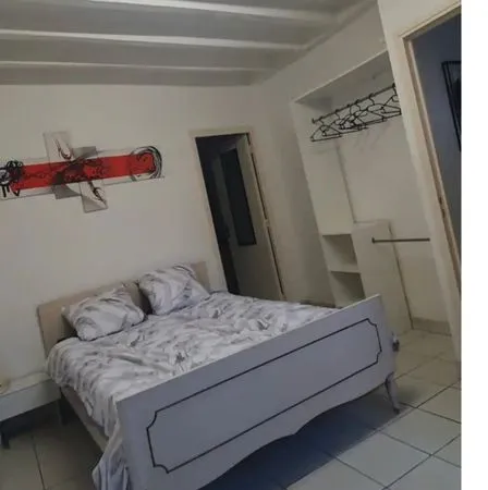 Appartement Meublé équipé de 50m² 1 chambre plein pied sans commun ni jardin