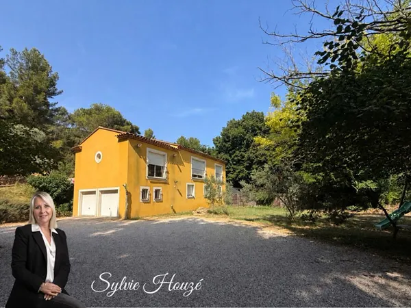 Maison T5 avec studio de type 2 et double garage