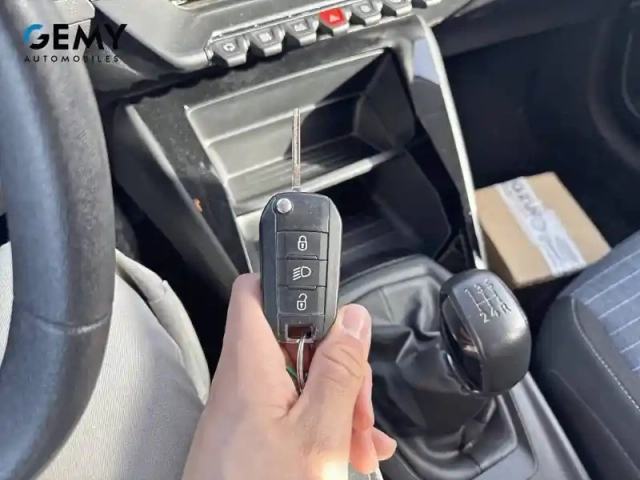 Peugeot 208 puretech 75 s&amp;s bvm5 — photo 15