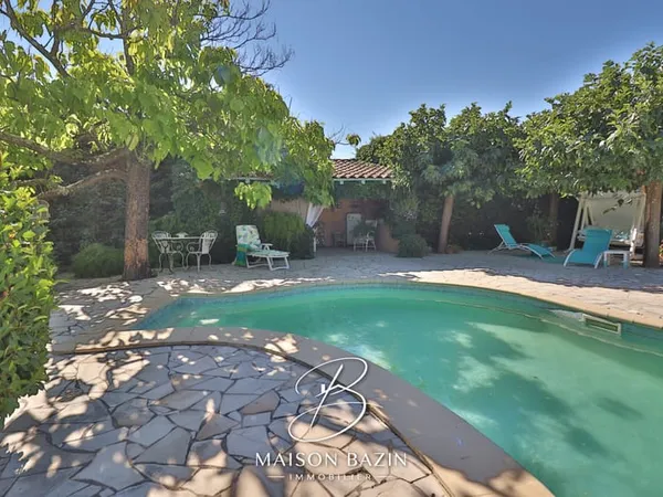 Maison provençale de charme à Poulx, nichée dans un jardin a