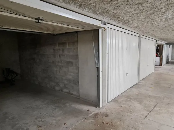 Garage fermé dans résidence sécurisée