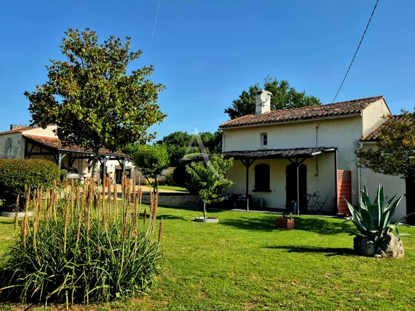 Ensemble immobilier composé de deux maisons sur terrain clos.