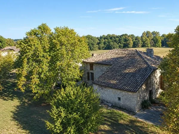 Beau potentiel pour cette propriété en pierre à rénover avec