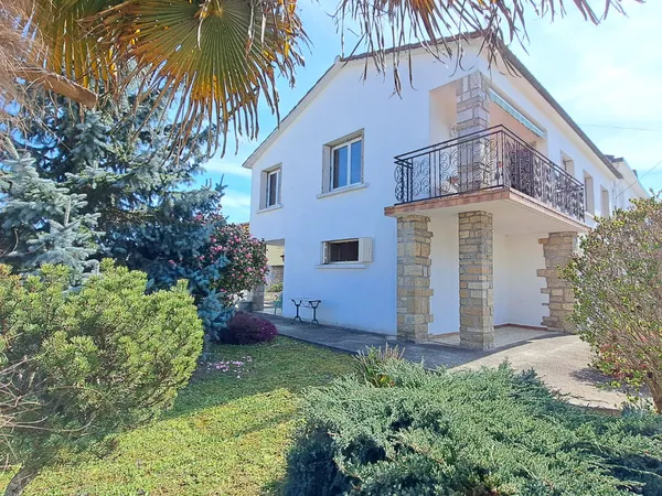A VENDRE LAVELANET MAISON AVEC JARDIN ET 2 GARAGES / 2 APPARTEMENTS
