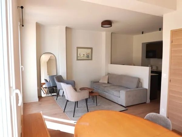 T3 MEUBLE AVEC BALCON RUE DE L OLIVIER