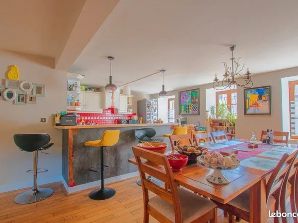 Maison 7 pièces 240 m²