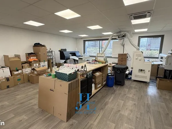 Local industriel 300 m²