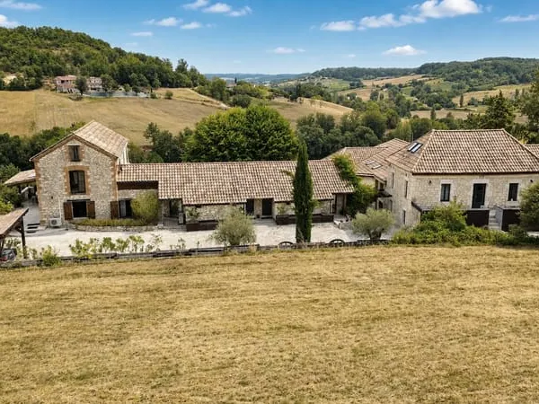 Très bel ensemble immobilier avec potentiel locatif, sur 12 ha