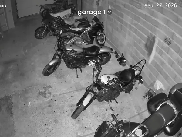 Parking garage moto ONLY sécurisé : ancrage, vidéo, alarme, coin méca