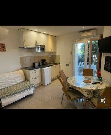 Rare à la vente : studio suréquipé avec accès mer privé
