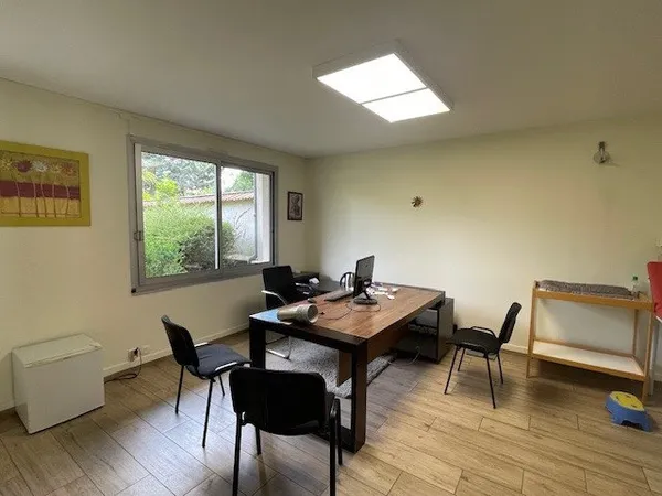 LOCAL PROFESSIONNEL OU BUREAUX PROCHE - ADAMVILLE CENTRE